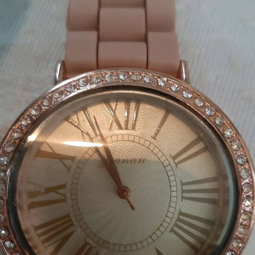 Watch in pink gold color like new without battery