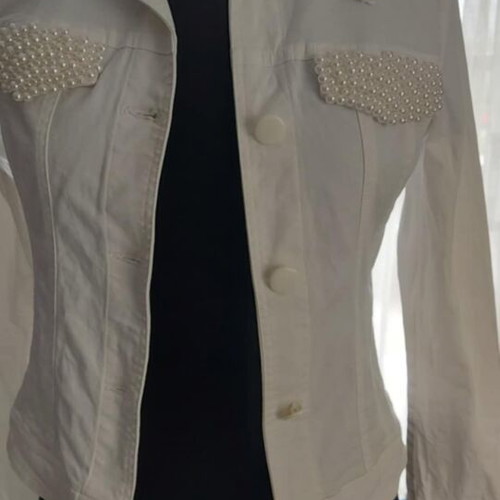 White denim jacket Lynne like new, size S-M with white pearls