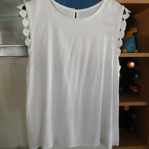 Women's blouse like new with lace sleeves and back button opening, size M