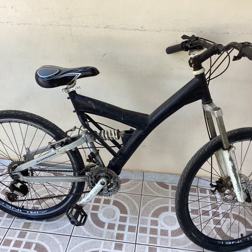 Mountain bike used with new tires and saddle, aluminum frame, disc brakes