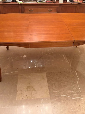 Wooden extendable dining table like new, seats 6-8
