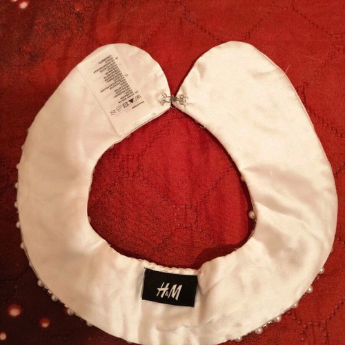 Collar necklace accessory like new, white