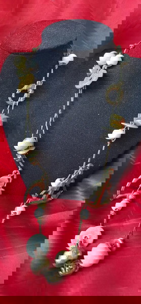 Κολιέ καλοκαιρινό με  χάντρες και μπρούτζινα διακοσμητικα.