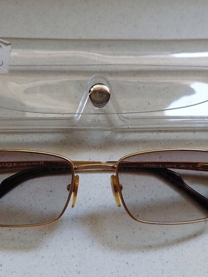 Vogue frame with gradient lenses without prescription, like new, gold