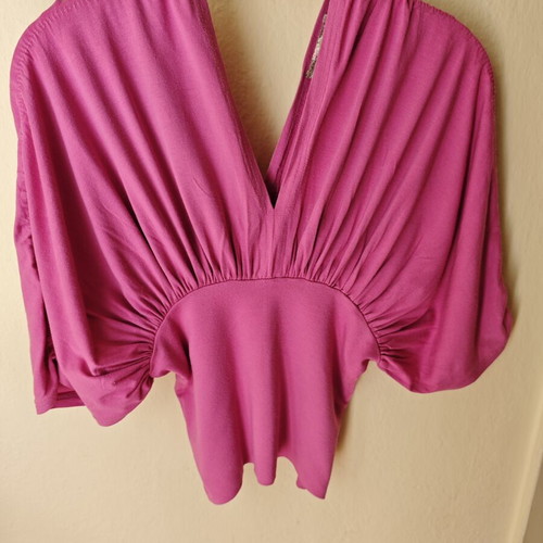 Figaro top like new, elastic with unique fuchsia-purple color