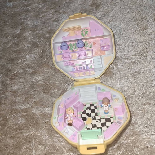 Polly Pocket 1990 toy in very good condition