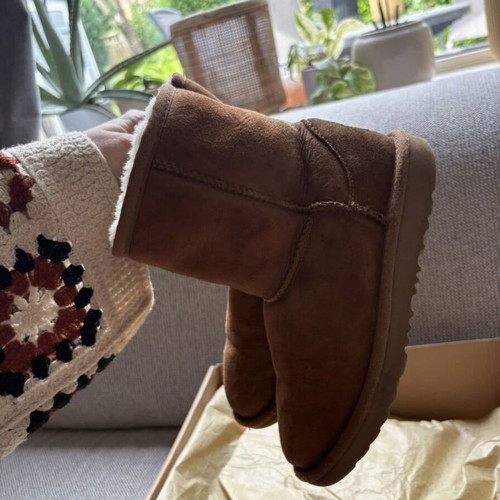 Ugg Australia Classic Chestnut Boots like new, size 32.5