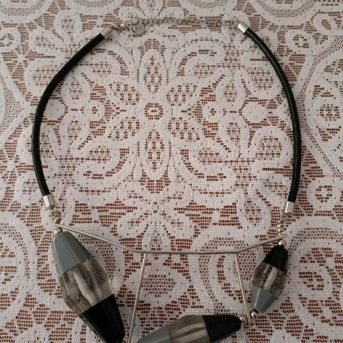 Benetton necklace new, black and white