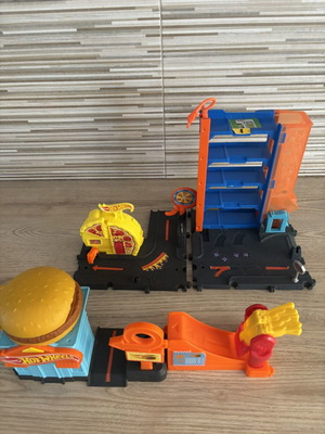 Hot Wheels City Downtown track set used, 3 tracks with garage and restaurant