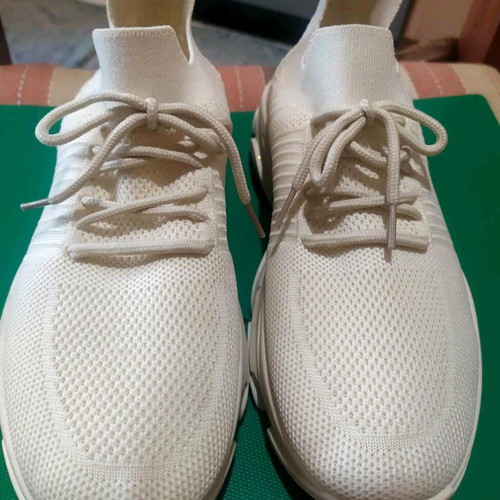 Sneakers women's size 39 beige cream with elastic breathable fabric like new