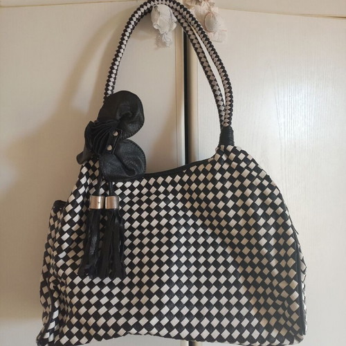 Black and white chic shoulder bag with flower detail