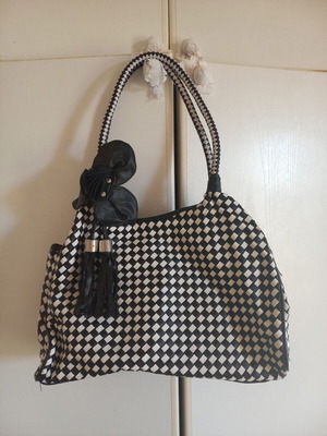 Black and white chic shoulder bag with flower detail