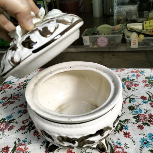 Ceramic centerpiece used, hand-painted from Italy