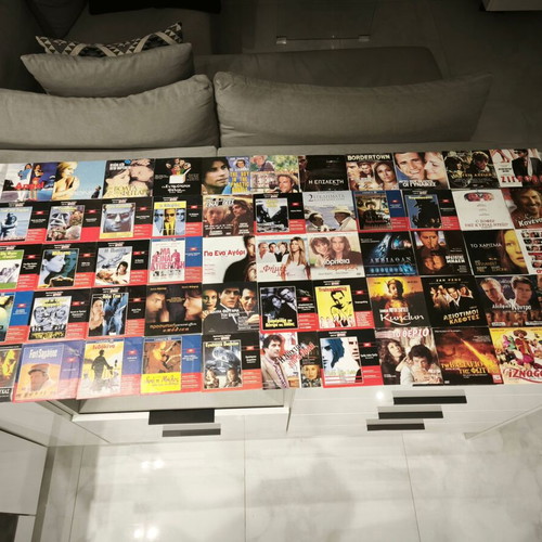 Collection of 123 DVDs like new, pack with movies and documentaries