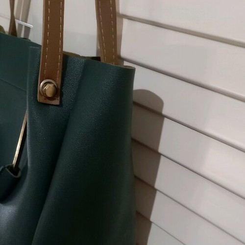 Shoulder or handheld bag green new with zipper