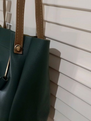 Shoulder or handheld bag green new with zipper