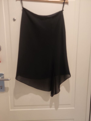 Formal skirt like new, black with muslin and satin details