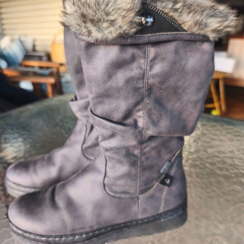 Grey boots with fur like new, size 40