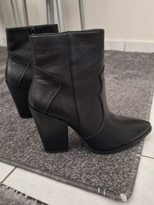 Black leatherette ankle boots like new, size 40