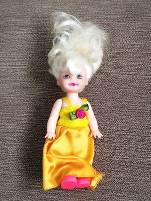 Barbie Shelly doll like new, mini 12 cm, white hair, yellow dress