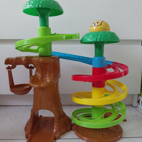 Playgo Treehouse Playset like new with two figures and swing