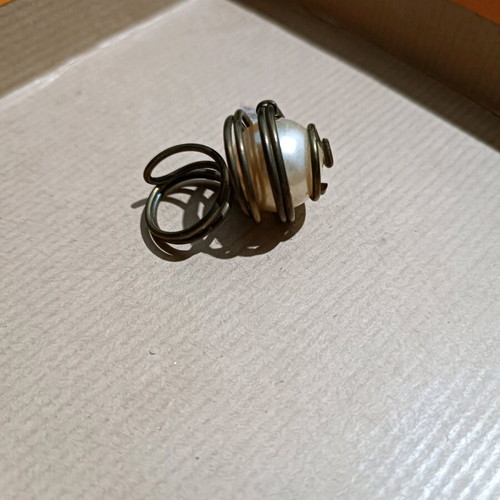 Boho-Chic ring with large pearl and vintage wire like new