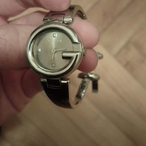 Gucci women's watch used, small and elegant, gray