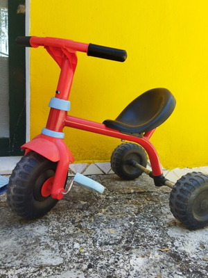 Παιδικό ποδήλατο Smoby, κόκκινο σκελετό, μαύρο κάθισμα, γαλάζια πεντάλ