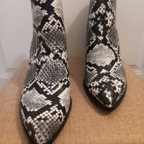 Arte Piedi ankle boots like new, size 39, black and white