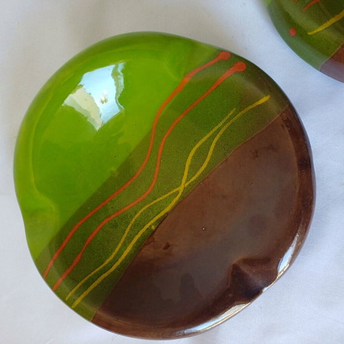 Set of 2 ceramic ashtrays like new, green and brown
