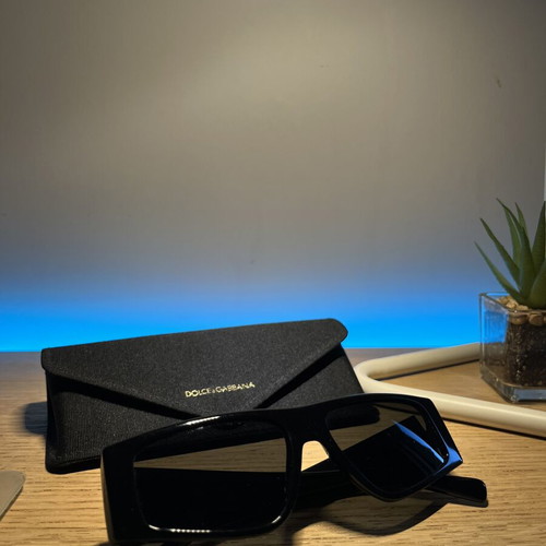 Dolce & Gabbana sunglasses like new, black rectangular frame unisex