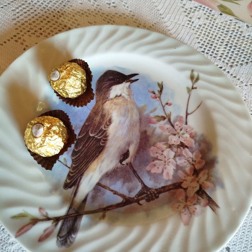 Vintage wall plate used in pink and sky blue tones