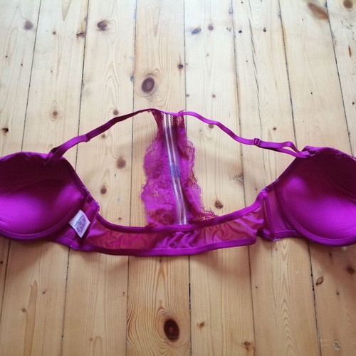 Hunkemöller 75B pink lace bra with front clasp