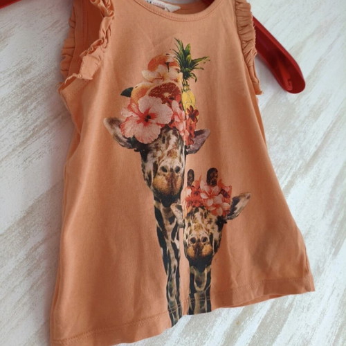 H&M sleeveless summer top with giraffe print, like new, size 92 cm