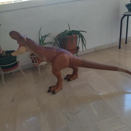 Jurassic World Mattel Dinosaur Figures used, 1 meter Tyrannosaurus and Gigantosaurus