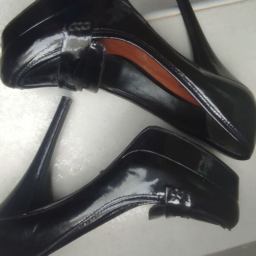Schutz No 40 patent leather pumps like new, black leather
