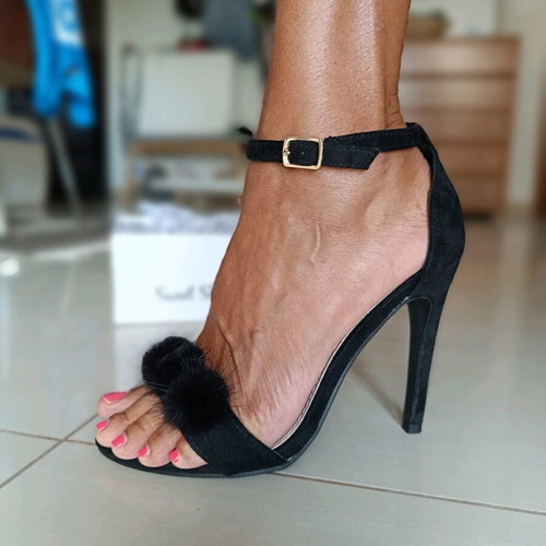 Black new sandals with fur detail size 39