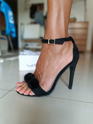 Black new sandals with fur detail size 39