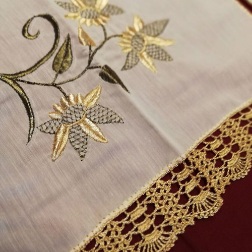 Handmade silk set of 2 embroidered with gold thread and lace like new