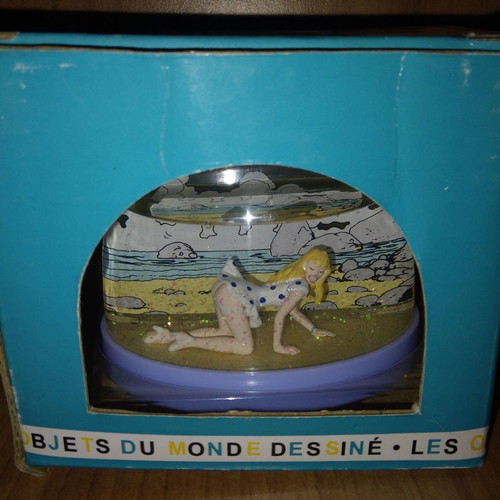 MILO MANARA water dome with Miel miniature figure used