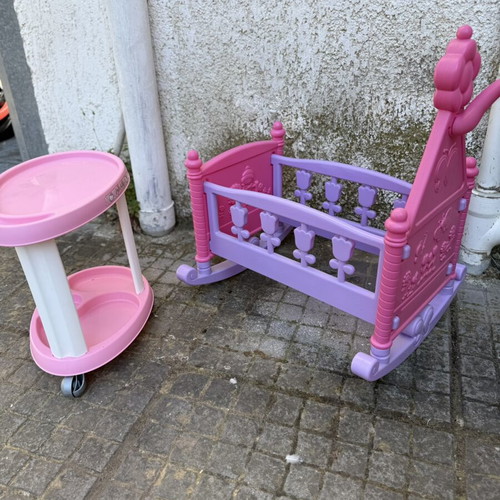 Παιδικό σετ επίπλων κούκλας σαν καινούργιο, κουνιστό κρεβατάκι και τραπεζάκι με ροδάκια