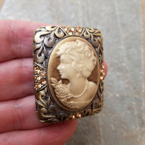Vintage metal brooch with vintage woman design like new, silver
