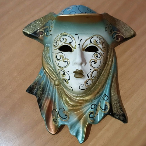 Mask in excellent condition