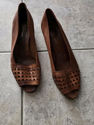 Italian leather peep toe pumps used, brown, size 39.5