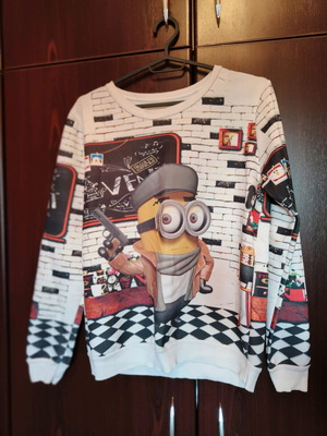 Colorful sweatshirt with minion figure like new, sizes S-M