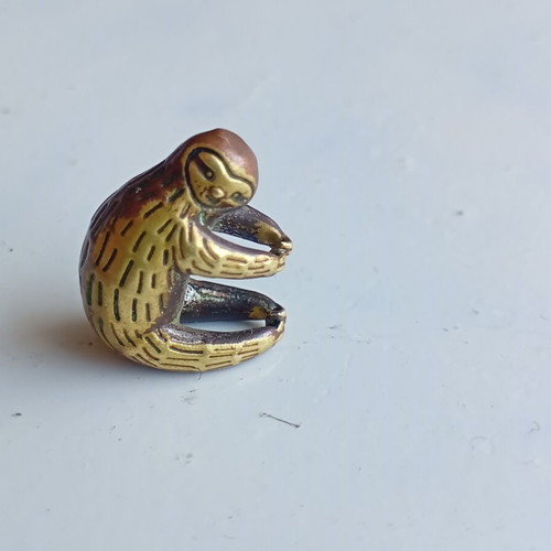 Sloth miniature statuette pendant used, gold-plated copper 1.5 cm