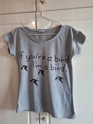 T-shirt gray with 'If you're a bird I'm a bird' print like new, S/M