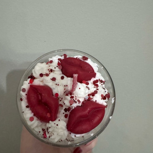 Candle Kiss Me with sandalwood white scent new