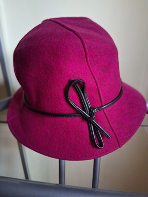 Καπέλο Achilleas Accessories μάλλινο τσόχα κλοσέ σαν καινούργιο, φούξια