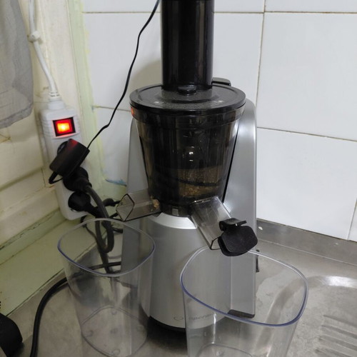 Fruit juicer like new, self-peeling function